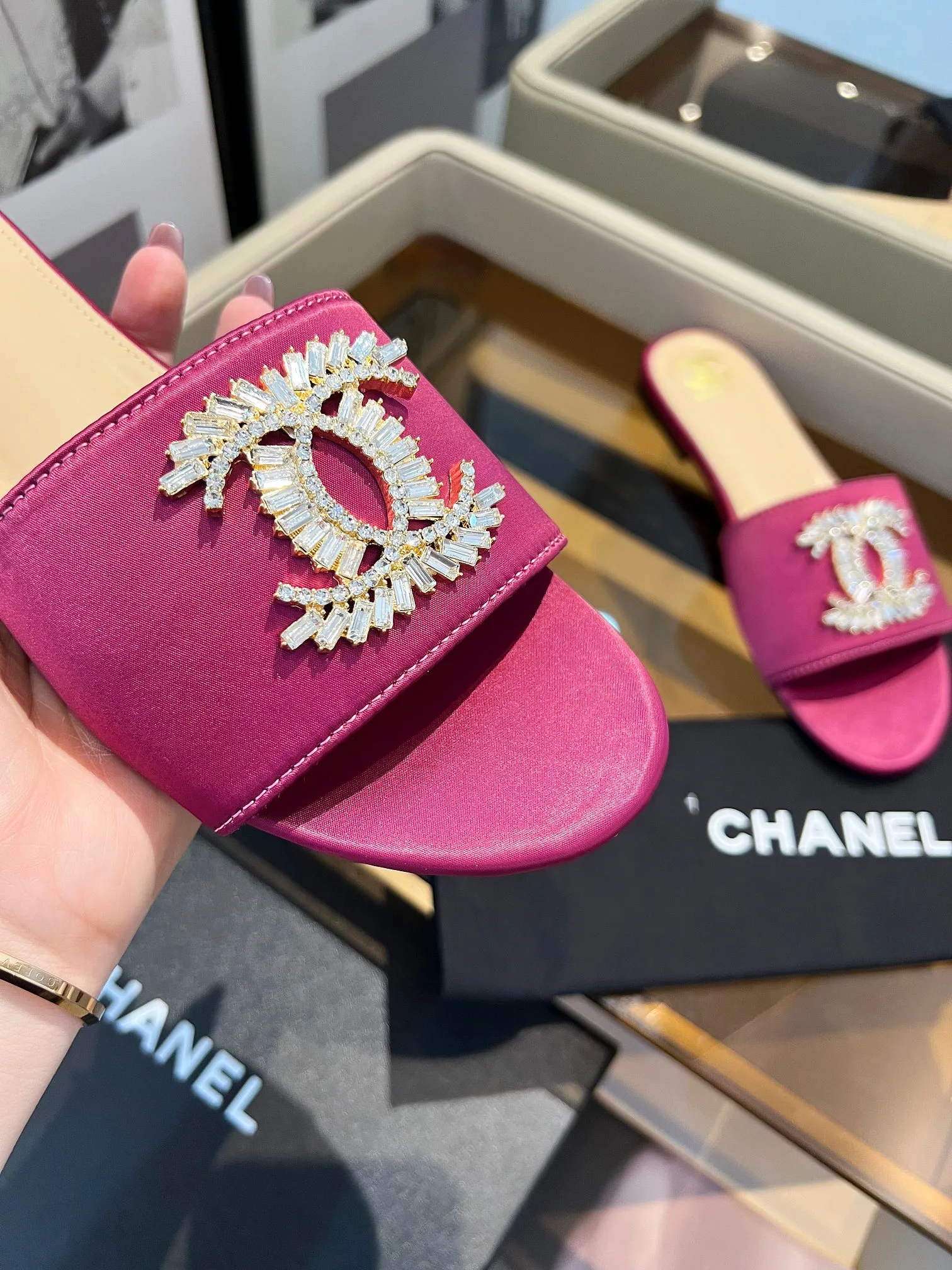👟👟Ex-factory price 340👟👟 Genuine leather bottom +40 🎉🎉🎉Chanel Xiaoxiang C family sandals series official website synchronization, classic and elegant, casual wear 🌹🌹🌹🌹Original logo~Select imported cowhide and C family custom fabrics, multiple colors for the goddess to choose! ❤️❤️❤️❤️ Code number: 36~40 (customized 35 41 42 43 44 cannot be returned or exchanged)